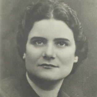 B. María Pilar Izquierdo Albero